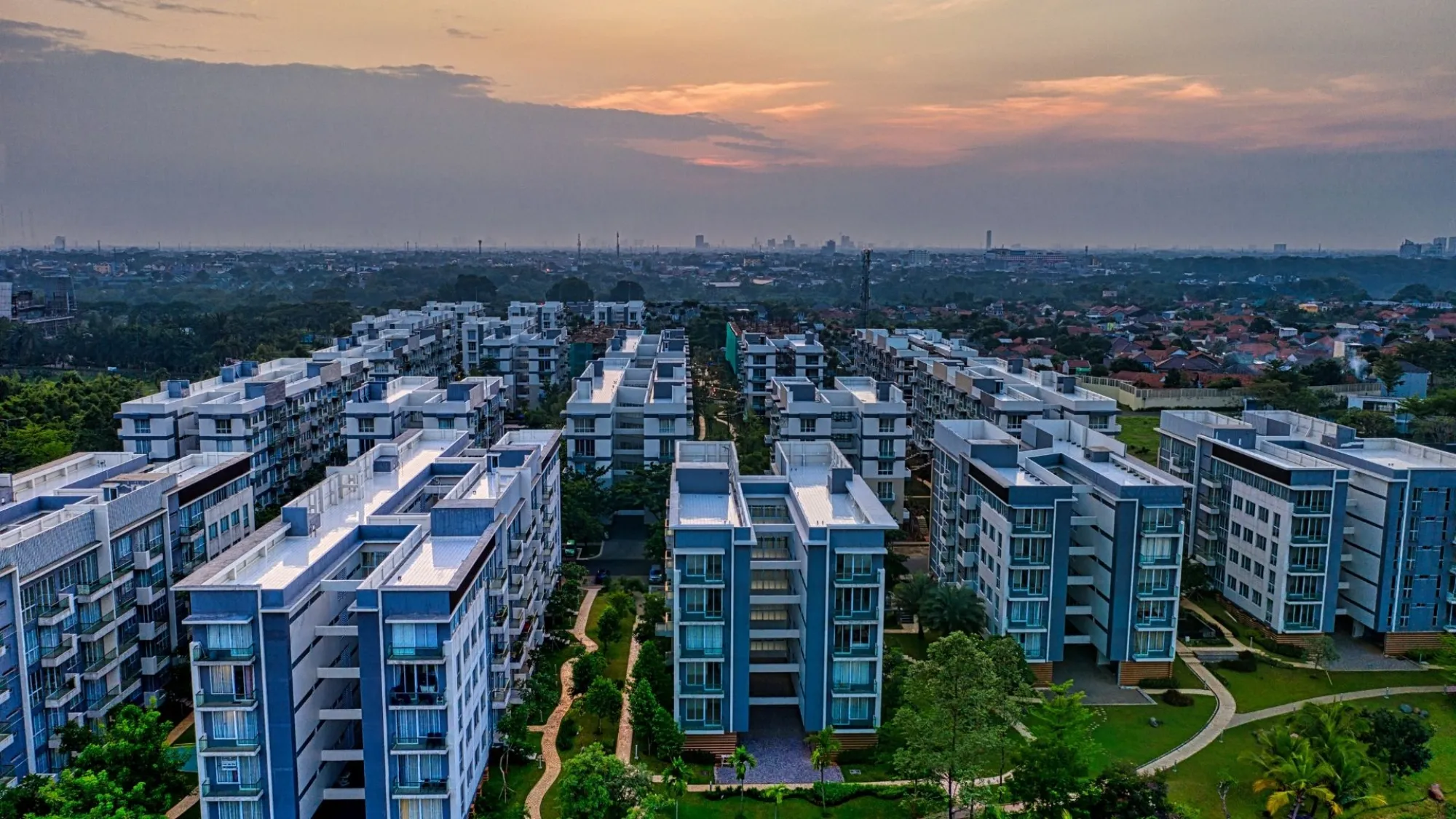 Yeşil alanlar arasında çok bloklu bir konut sitesi